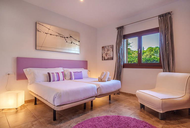Schlafzimmer mit Einzelbetten und Wandbild
