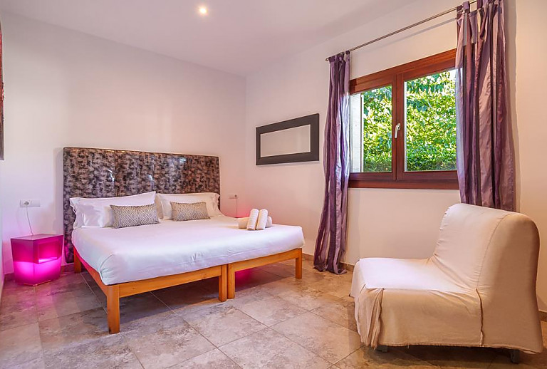 Schlafzimmer mit Doppelbett und Fenster