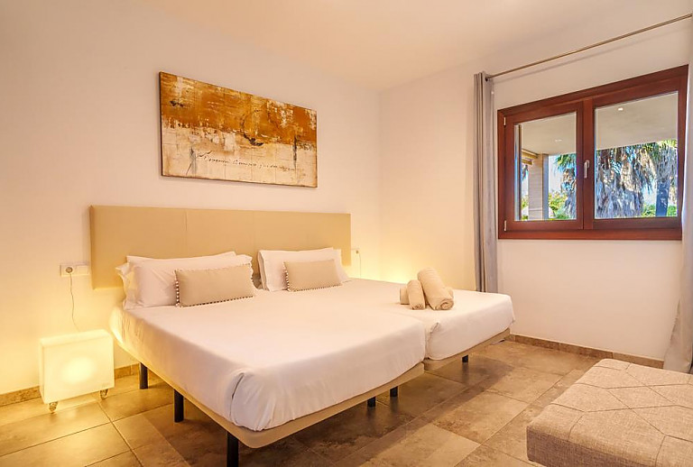 Schlafzimmer mit Einzelbetten und Lampe