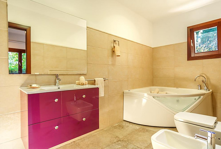 Badezimmer mit Wanne und Waschbecken