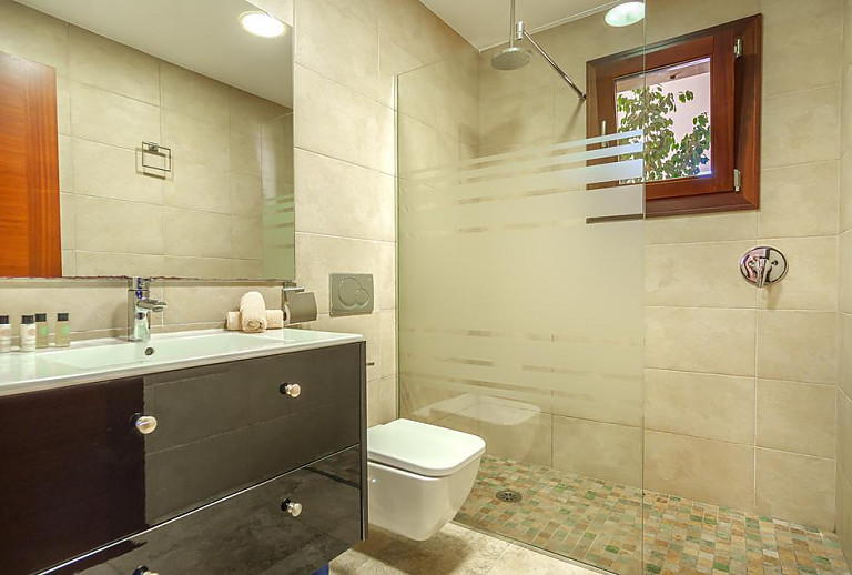 Bad mit Dusche und Waschbecken