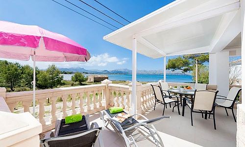 Ferienhaus mit Terrasse und Meerblick