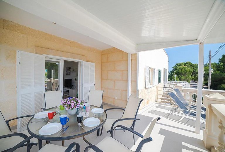 Terrasse mit Vordach und Esstisch