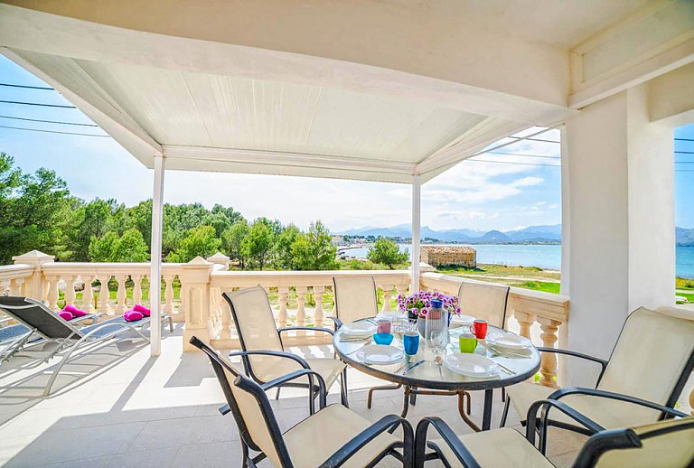 Terrasse mit Meerblick und Esstisch