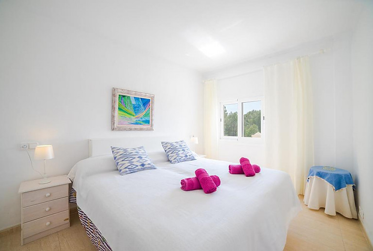 Schlafzimmer mit Doppelbett und Fenster