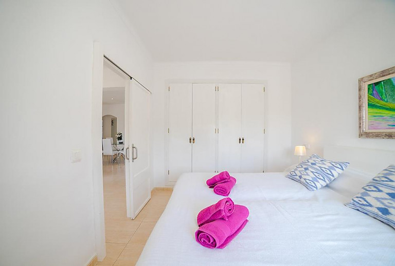 Schlafzimmer mit Doppelbett und Kleiderschrank