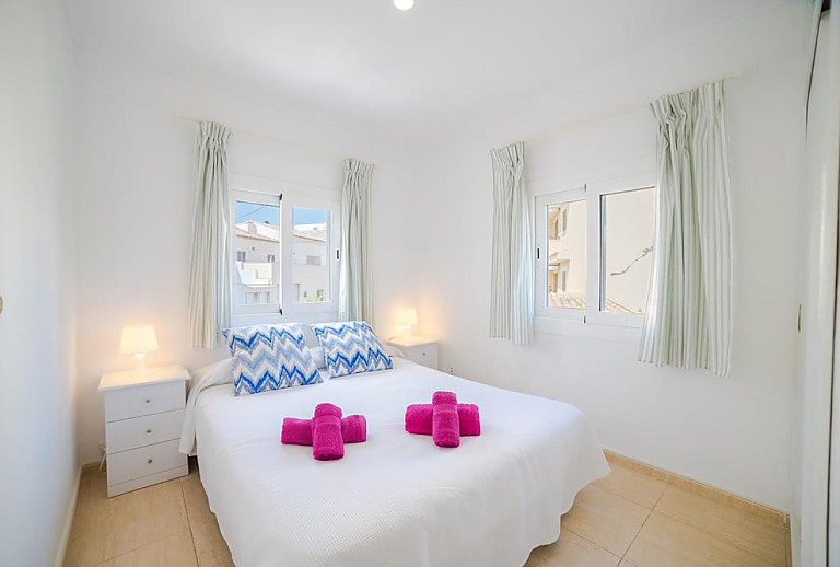 Schlafzimmer mit Doppelbett und Fenster
