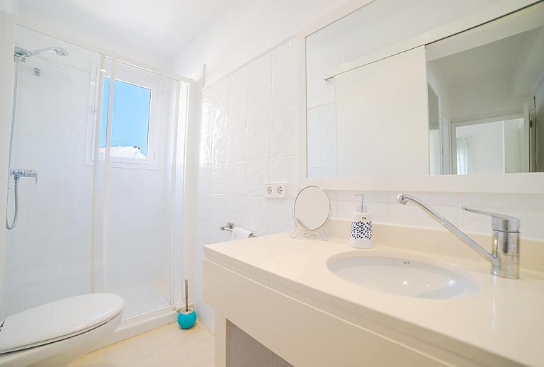 Badezimmer mit Dusche und WC