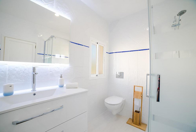 Dusche und WC im Badezimmer