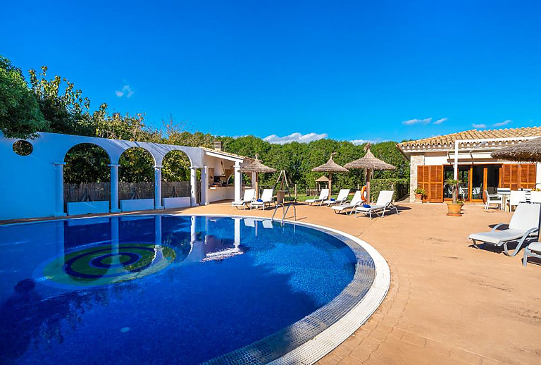 Terrasse mit Poolbereich und Liegen 