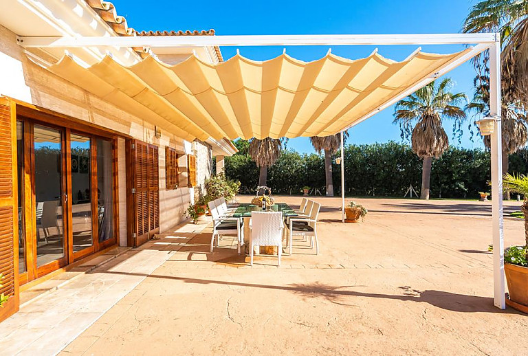 Terrasse mit Sonnensegel und Esstisch