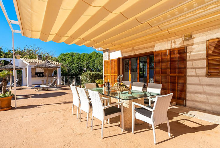 Terrasse mit Sonnensegel und Gartenmöbeln