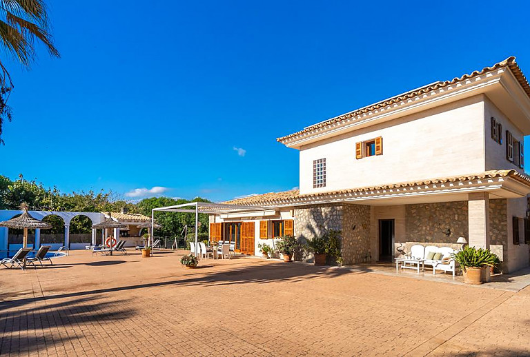 Finca mit Terrassen und Gartenmöbel