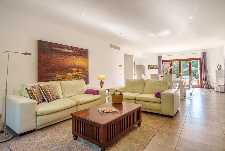 Wohnzimmer mit Couch und Tisch
