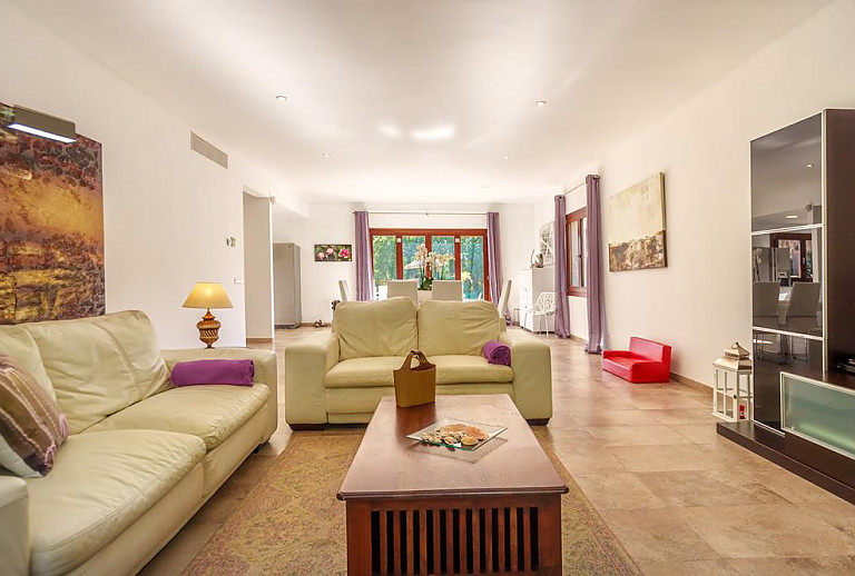 Couch mit Tisch im Wohnzimmer 