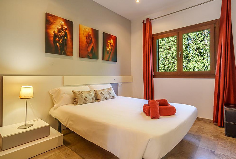 Schlafzimmer mit Doppelbett und Fenster