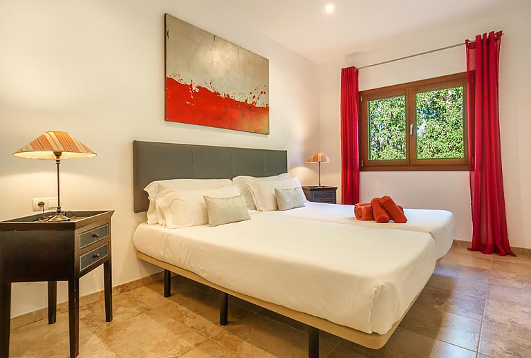 Schlafzimmer mit Einzelbetten und Nachttisch