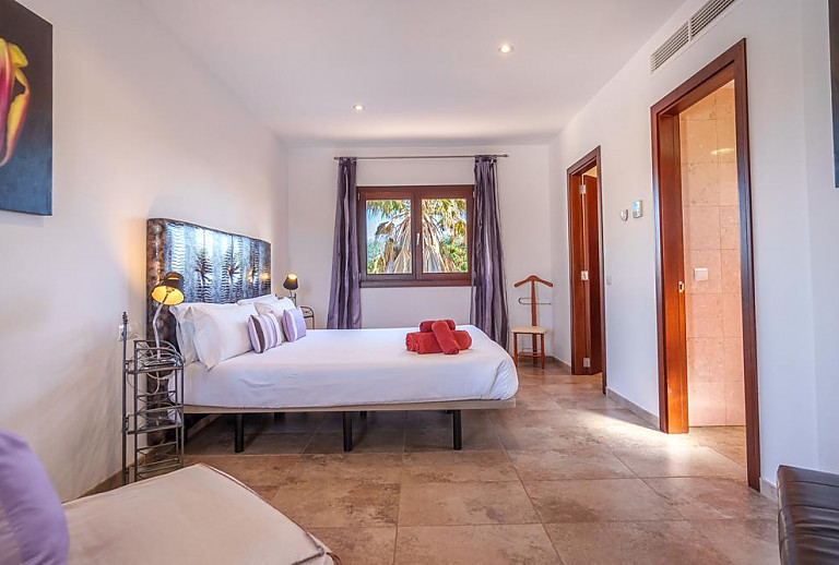 Schlafzimmer mit Doppelbett und Badezimmer