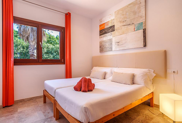 Schlafzimmer mit Einzelbetten und Fenster