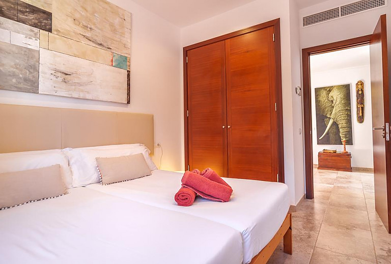 Schlafzimmer mit Einzelbetten und Wandbild
