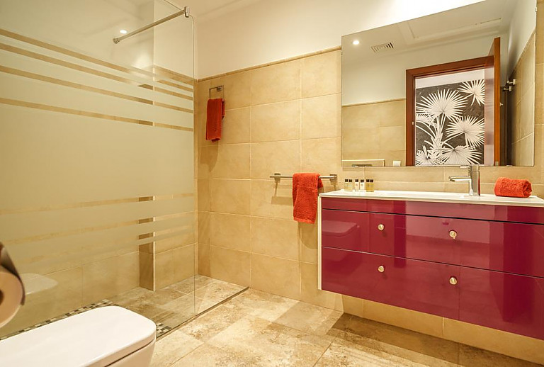 Bad mit Dusche und WC