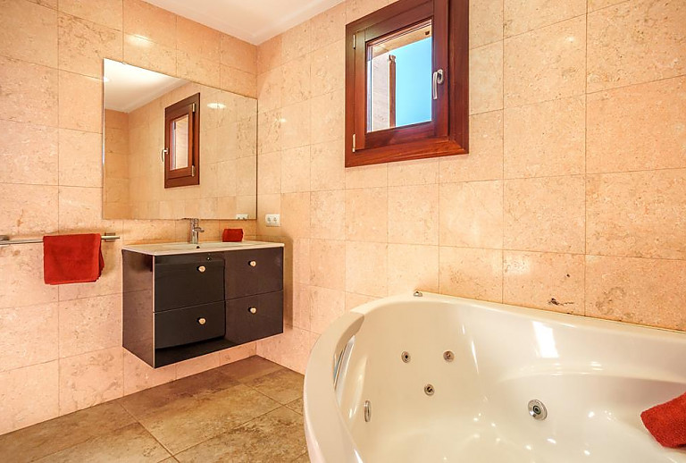 Bad mit Wanne und Fenster