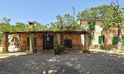 Natursteinfinca mit Pflanzen und Garten