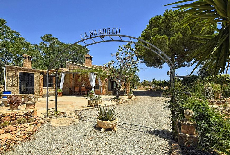 Finca mit Terrasse und Pflanzen