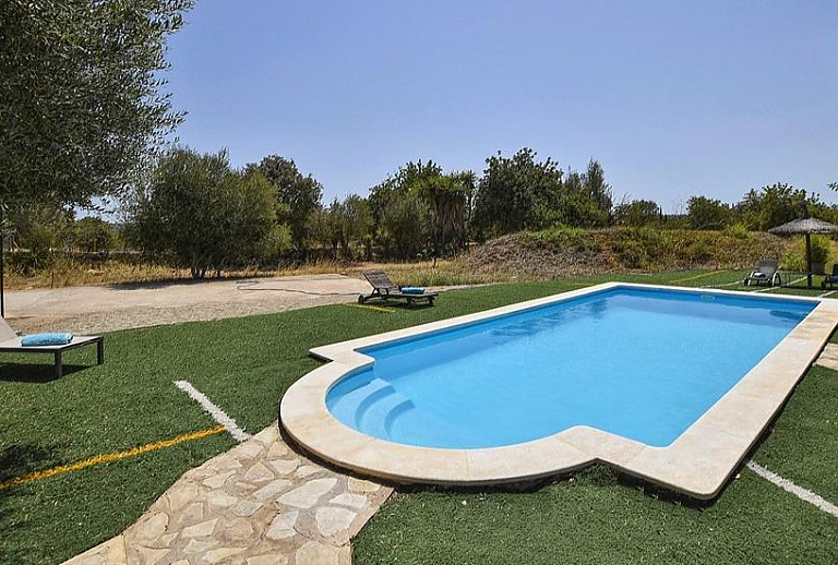 Sonnenliegen und Sonnenschirm am Pool