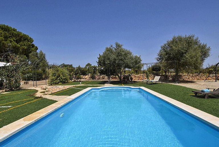 Sonnenschirme und Gartenmöbel am Pool