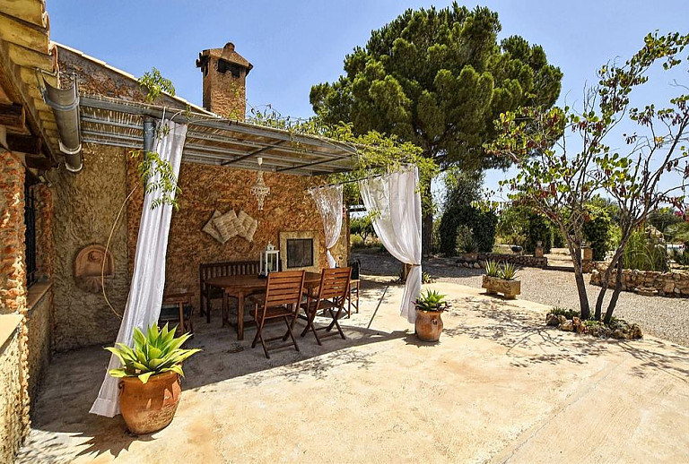 Terrasse mit Vordach und Esstisch