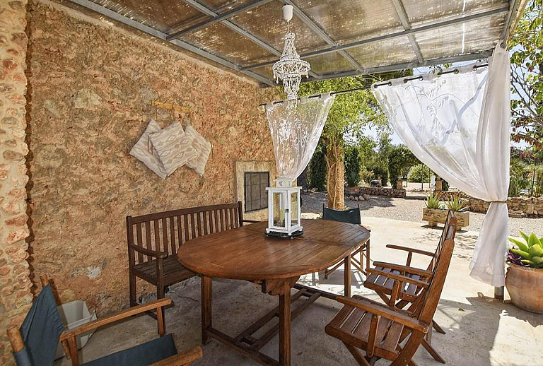 Terrasse mit Vordach und Esstisch