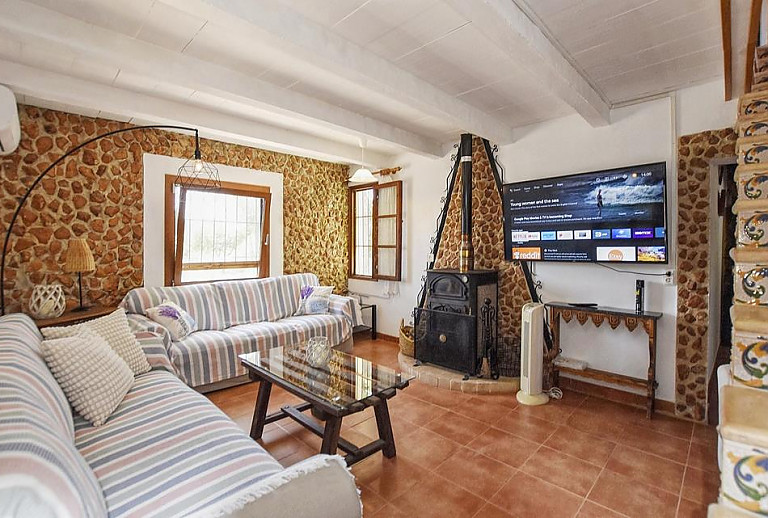 Wohnzimmer mit Ofen und Fernseher