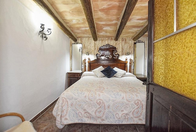 Schlafzimmer mit Doppelbett und Nachttisch