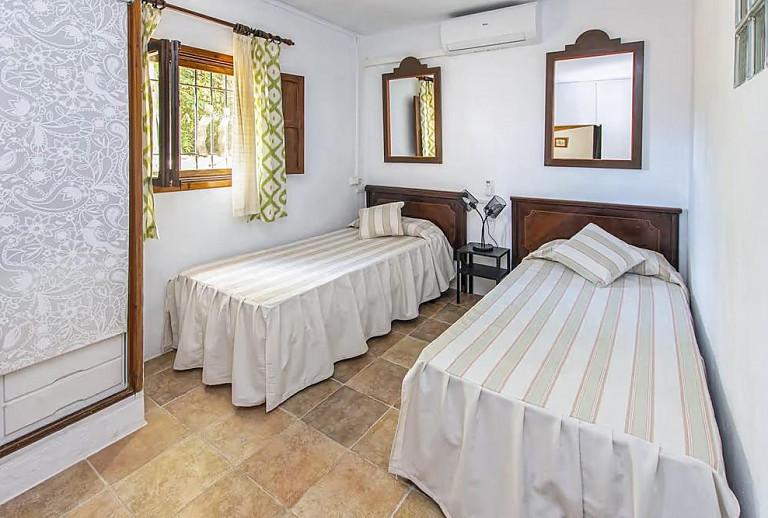 Schlafzimmer mit Einzelbetten und Fenster