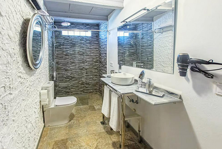 Badezimmer mit Dusche und Fenster