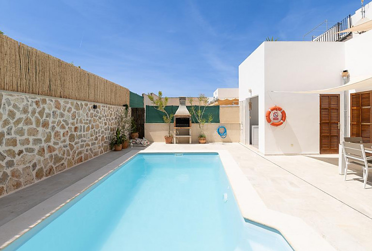 Pool mit Grill auf der Terrasse