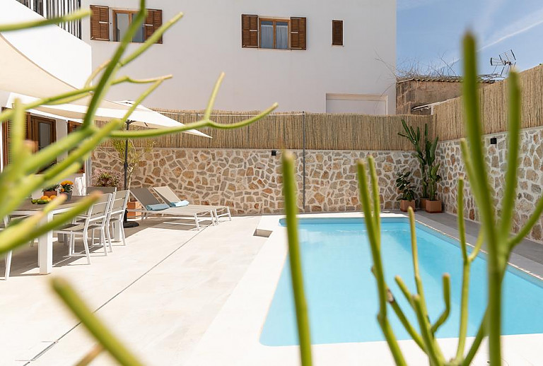 Sonnenliegen auf der Terrasse mit Pool