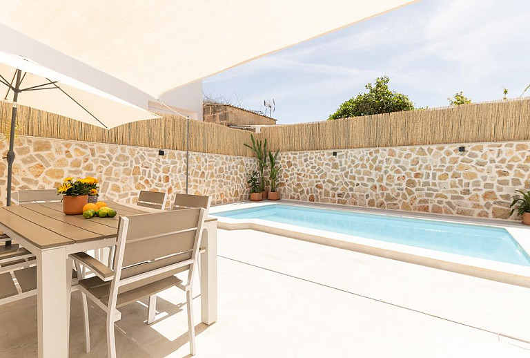 Terrasse mit Esstisch am Pool