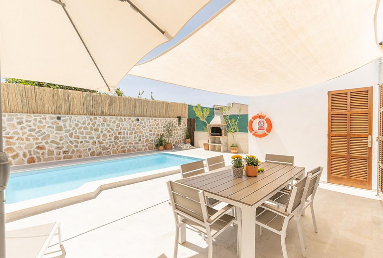 Terrasse mit Sonnensegel und Esstisch
