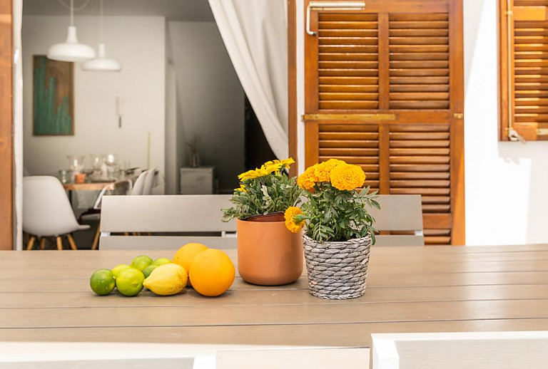 Esstisch mit Obst und Blumen