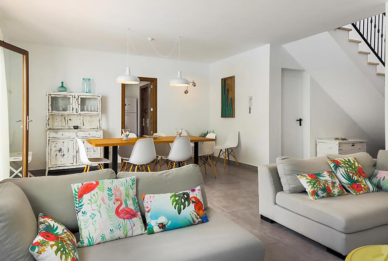 Wohnzimmer mit Esstisch und Couch