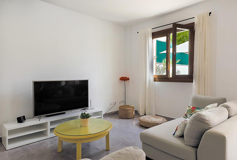 Wohnzimmer mit Fernseher und Couch