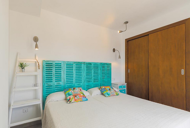Schlafzimmer mit Einzelbetten und Wandschrank