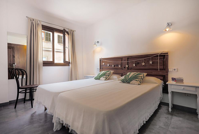 Schlafzimmer mit Einzelbetten und Nachttisch