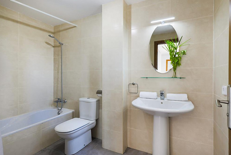Badezimmer mit Wanne und WC