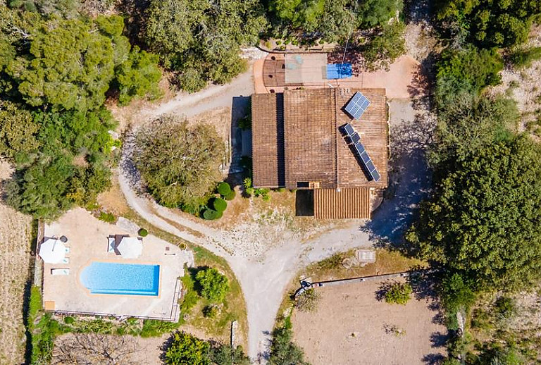 Luftaufnahme vom Grundstück mit Pool und Finca