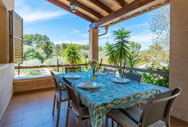 Terrasse mit Vordach und Esstisch