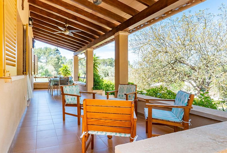 Terrasse mit Vordach und Gartenmöbeln