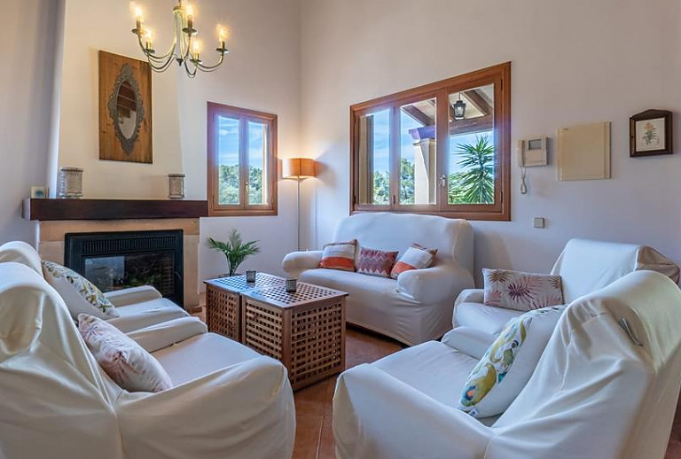 Wohnzimmer mit Kamin und Couchecke